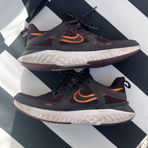 EUC NIKE Legend React 8.5 - Picture 1 of 7